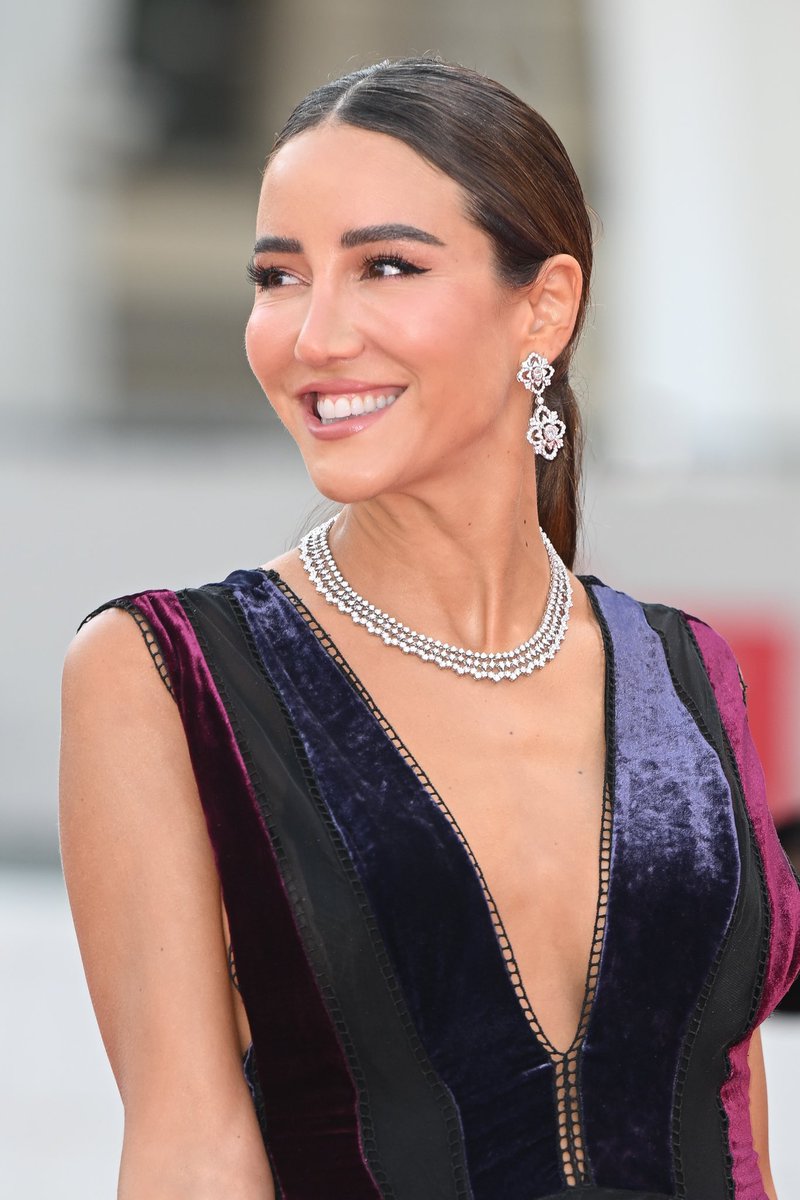 BuccellatiMilan's tweet photo. Owning the red carpet. @TamaraKalinic wearing #Buccellati high jewellery at the 79th #VeniceFilmFestival.
#Venezia79
#BuccellatiOpera
#BuccellatiUnica
#HighJewellery https://t.co/QK5kA68ig9