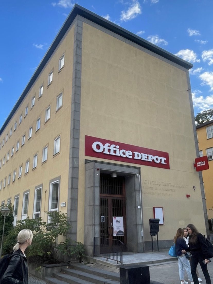 Stockholm: En av världens vackraste städer, där kulturarvet rymmer arkitektoniska mästerstycken som Gunnar Asplunds Stadsbibliotek.

Också Stockholm: