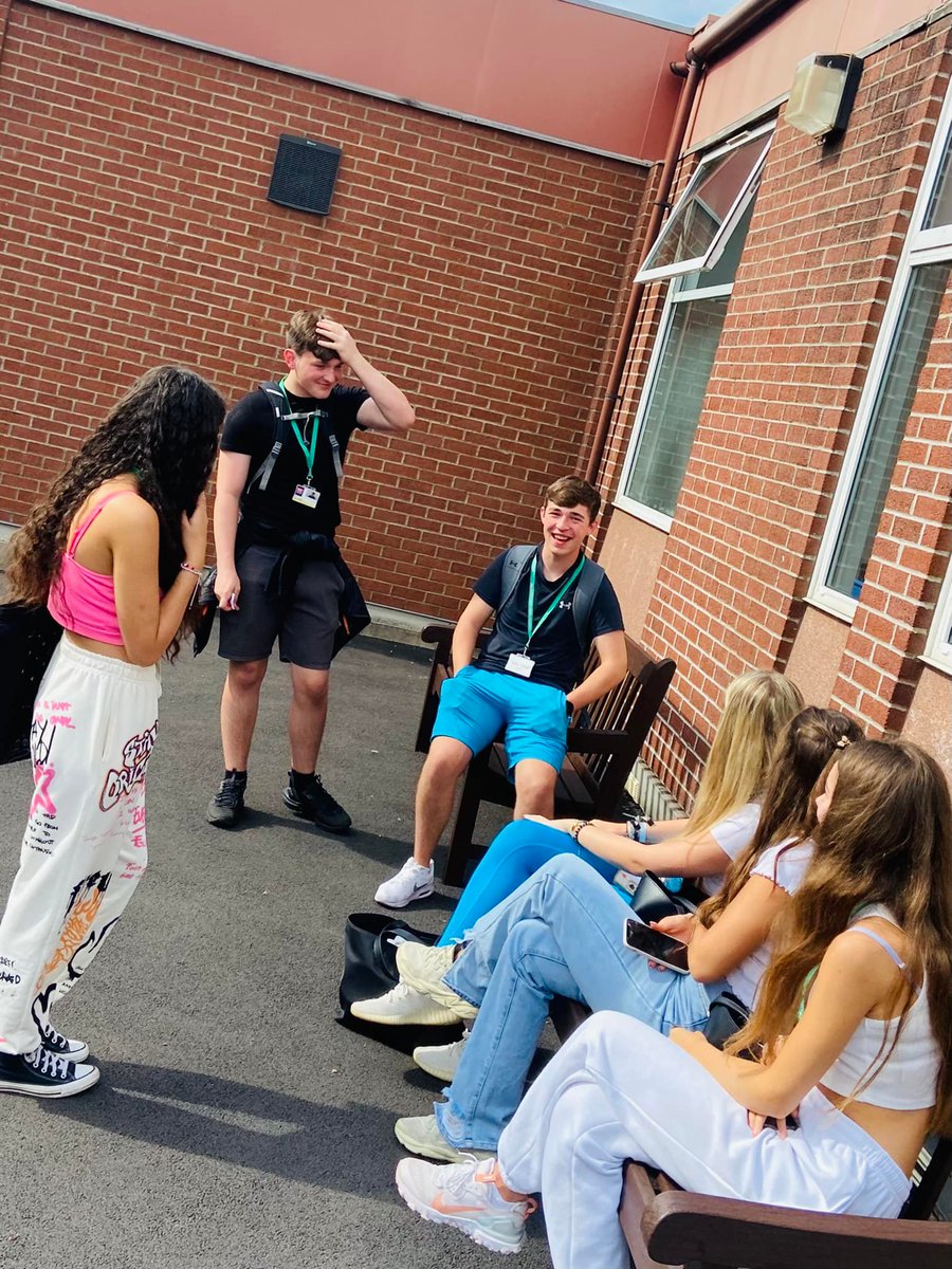 kgvsixthform's tweet photo. Courses commenced, friendships formed and memories made - what a great #firstdayatcollege! Welcome to KGV everyone! https://t.co/niXjROEZoE