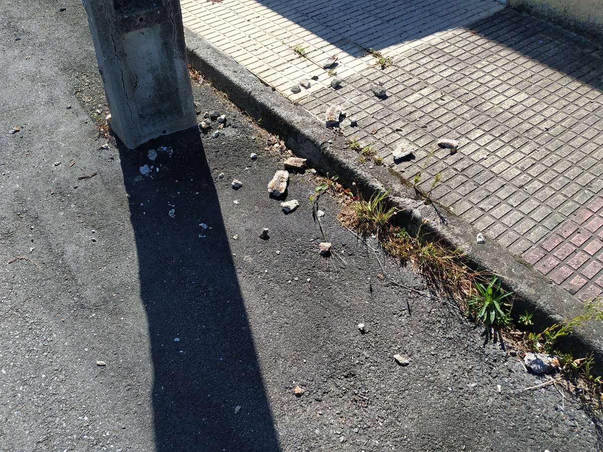 vmeralv's tweet photo. @ConcCulleredo se agradecería mantenimiento en la calle Lugar Ledoño en Ledoño. Malas hierbas en las aceras, agujeros en el firme, desprendimiento de cascotes de piedra de los postes del tendido eléctrico ... https://t.co/eY8nfkrUWU