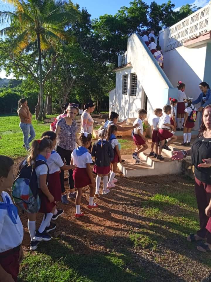 #DeRegresoALasAulas este día de júbilo en todo el país para nuestros maestros y alumnos, celebran unidos el reinicio del Curso Escolar 2021-2022 <a href="/CurbeloNiurka/">Niurka María Curbelo Herrera</a> <a href="/YadiraA87410523/">Yadira Alvarez García</a> <a href="/EvelioHerreraP1/">Evelio Herrera Padron</a> <a href="/CubaMined/">MINED</a>