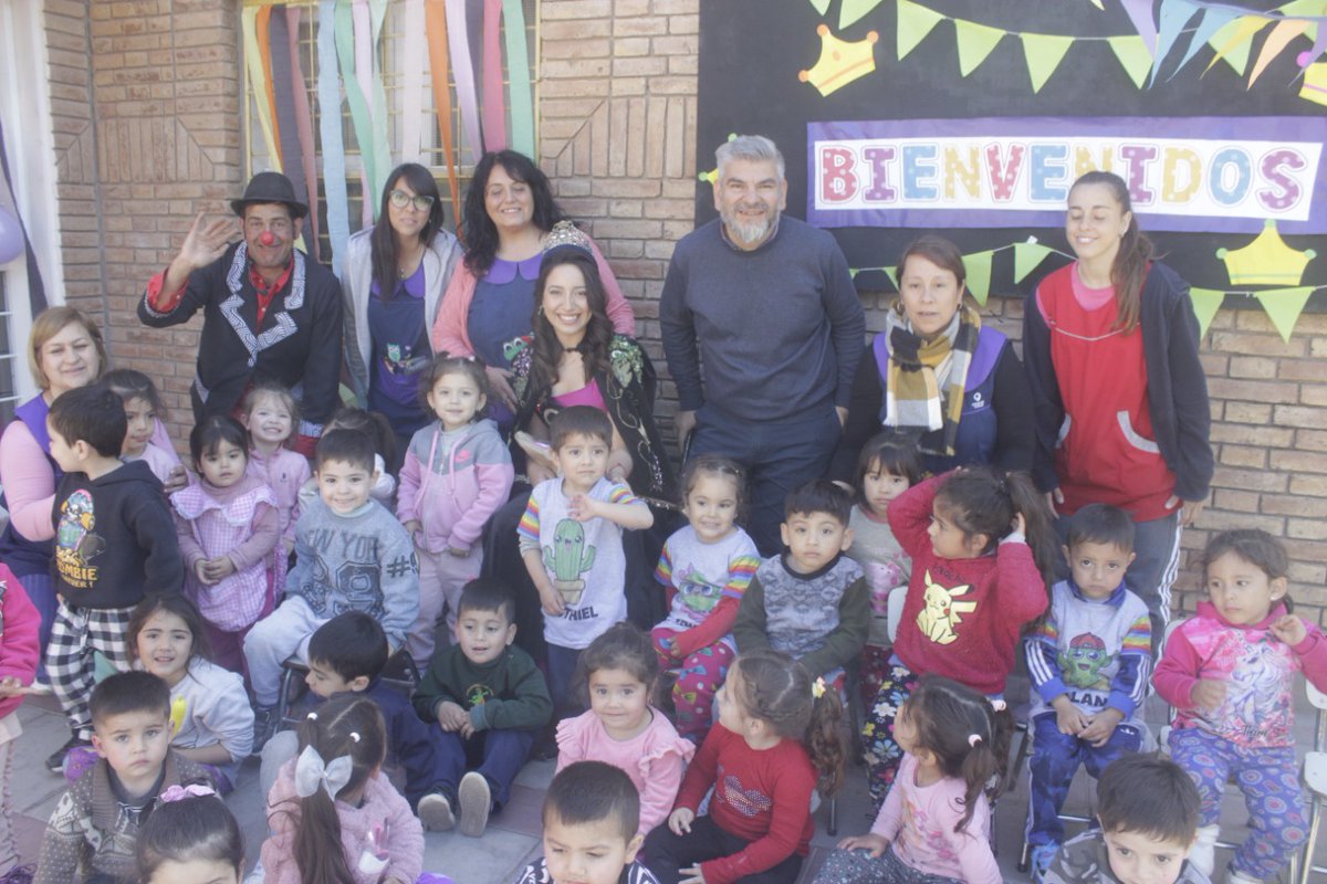 GarecaGc's tweet photo. 👸 🤹Comenzó la segunda edición de Sucedió en Colores, un ciclo en el que nuestra Reina @BaigorriaLuuly y Virreina @pelaezdadaltcam recorren los Jardines Maternales Municipales junto al Circo de Getulio para compartir un momento con los más chicos 😊

#CulturaGC https://t.co/Vz6opVnjGV