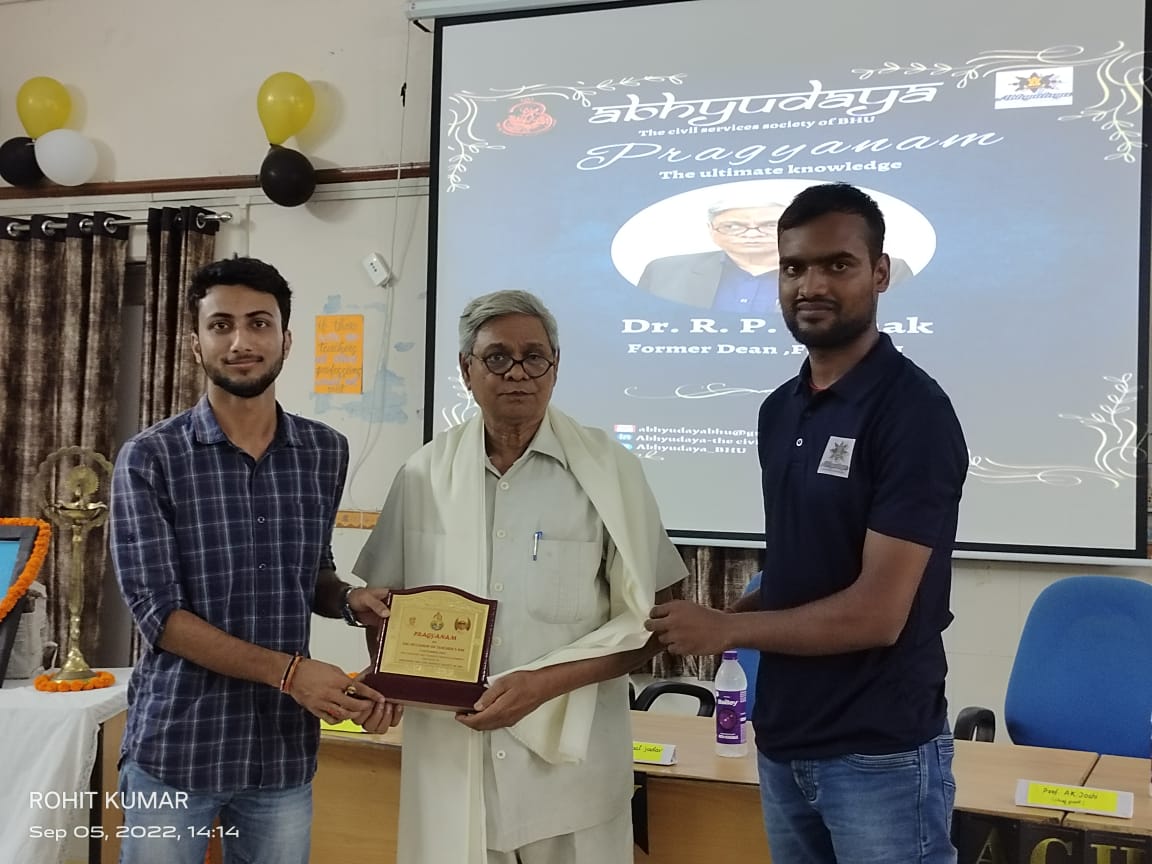 CommuneGurukul's tweet photo. Proud sponsor of "Pragyanam" conducted today in the Department of Student welfare, BHU on the occasion of Teachers' Day 2022!👨‍🏫
Mr. Keshav Jha felicitating Dr. R.P. Pathak sir on this occasion!👨‍🎓

#pragyanam #EVENT #sponsored #TeachersDay2022 #celebration #occasion #Teachers https://t.co/xtNkLxbg0W