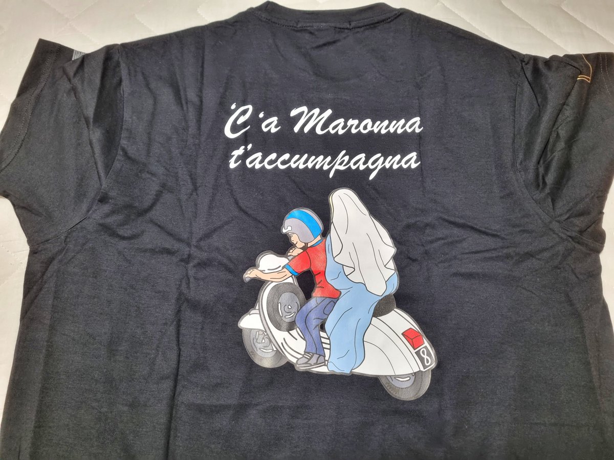 DavFolch's tweet photo. A Nàpols vaig trobar un souvenir definitiu, segons ells, per no patir accidents de moto. https://t.co/q9hRr7lGvv