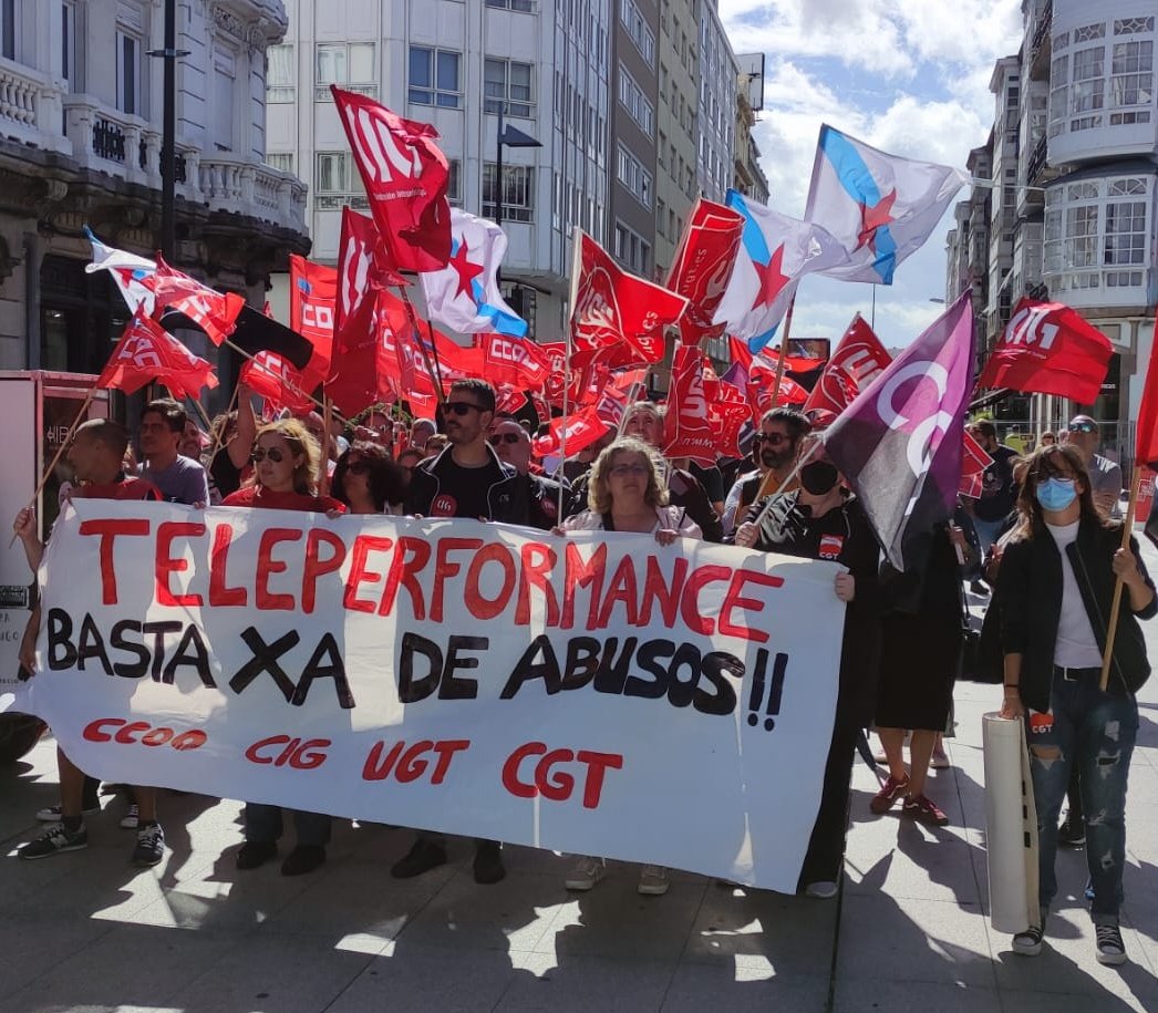 UGTCoruna's tweet photo. 📣 O persoal de #Teleperformance #Coruña saiu de novo as rúas da nosa cidade para denunciar a deslocalización do servizo de #Fenosa a Colombia.
#SomosUGT #UGT #TuSindicatoUtil https://t.co/VLDDjZnSqm