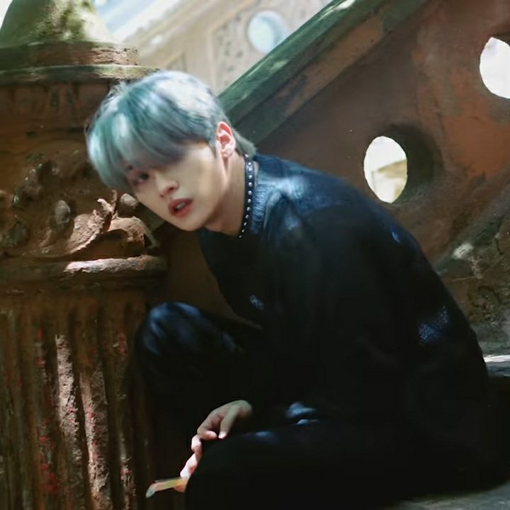rupokation's tweet photo. FOCCC LEE KNOW 😭😭😭😭 https://t.co/d2sOaKVgAU