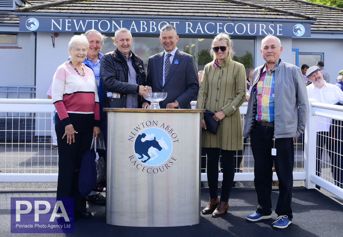 Race 1 Winner, @NewtonAbbotRace, MINELLA VOUCHER ridden by @TobyWynne6. @alexdunn_racing @wmnsport @ExEchoSport @WMNHorses @TheTorbayWeekly @TQHeraldExpress