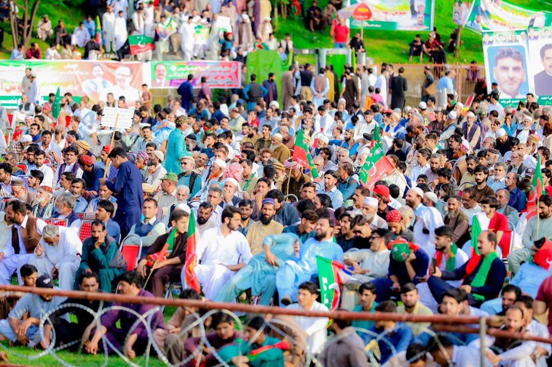 KhurshidAbbasii's tweet photo. وزیراعظم آزاد کشمیر سردار تنویر الیاس خان کے ہمراہ باغ میں تحریک انصاف کے جلسہ میں شرکت
#PMAJKSardartanveerilyaskhan #BaghJalsa https://t.co/EZHoSLV6AZ