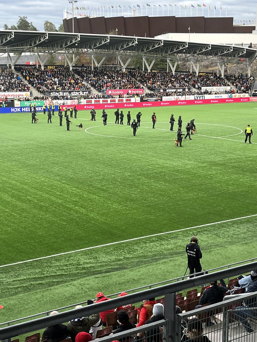 Stadin Derby keskeytetty! Todella valitettavaa ja tämä ei ole seurojen todellista kannattamista👎👎👎