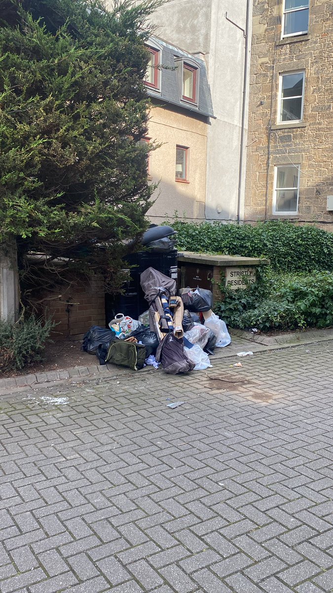 FiFraser's tweet photo. And ONCE again 2 bin trucks and a recycling truck and still our bins have no been emptied… https://t.co/DBFHZ2avRg