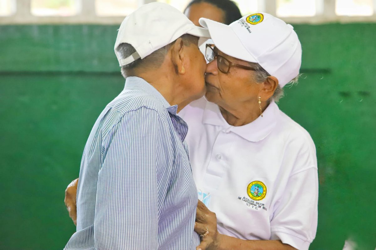 seceducacionctg's tweet photo. Argelia María Ahumada y Manuel Esteban Martínez celebraron 66 años de casados durante la graduación de alfabetización de 300 adultos y jóvenes. Durante el acto liderado por @seceducacionctg los esposos sellaron su amor con un beso. Argelia recibió certificado de alfabetización. https://t.co/5fYbUbipqZ