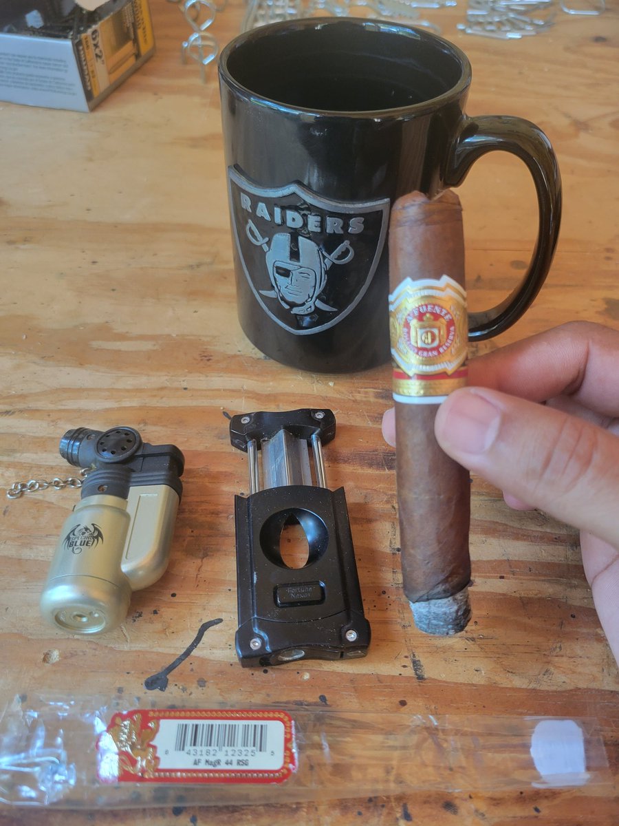 Today's first smoke is an old fav!Arturo Fuente Rosado Sungrown Magnum R44. I keep a handful of these on hand for visitors. I forgot how much I love them! Makes me to wonder; what cigars (if any) do others keep for thier company?