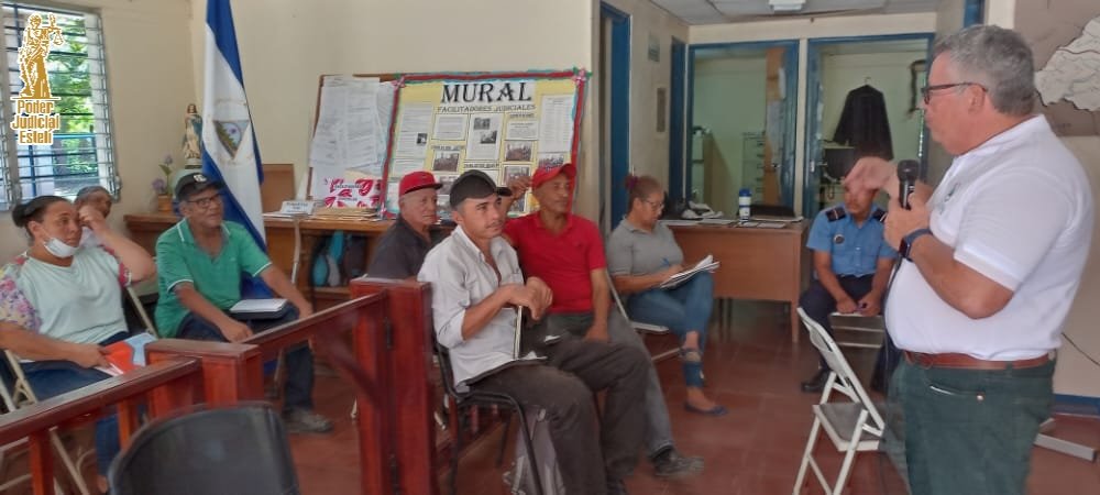 PJEsteli's tweet photo. 1/1 El Juez Local Único de San de Limay - #Esteli, Dr. Federico Matamoros Torrez, juramento a la Sra. Nure Selena Mendoza como Facilitadora Judicial del casco urbano y se realizó capacitación a los Facilitadores del municipio sobre el “Registro del Estado Civil de las Personas”. https://t.co/eW3SCFxCAv