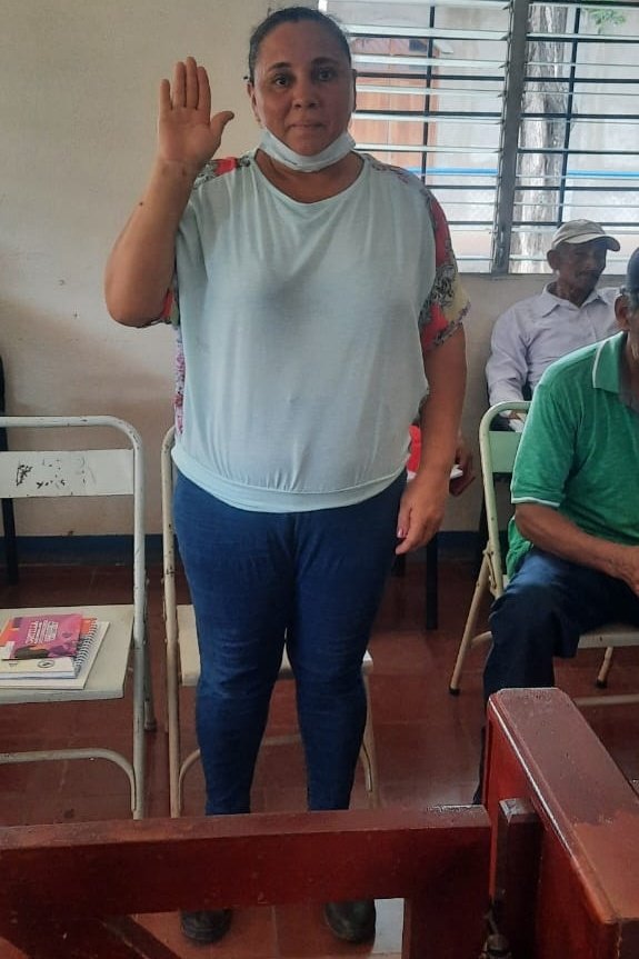 PJEsteli's tweet photo. 1/1 El Juez Local Único de San de Limay - #Esteli, Dr. Federico Matamoros Torrez, juramento a la Sra. Nure Selena Mendoza como Facilitadora Judicial del casco urbano y se realizó capacitación a los Facilitadores del municipio sobre el “Registro del Estado Civil de las Personas”. https://t.co/eW3SCFxCAv