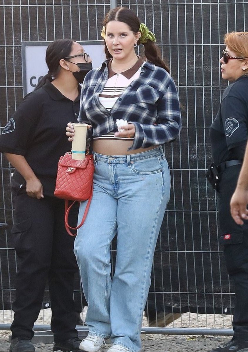 ppl saying their making fun of lana del rey’s ‘style’ but she’s been wearing the same stuff for 10+ years and y’all were hyping her up….i wonder what changed to make everyone switch up