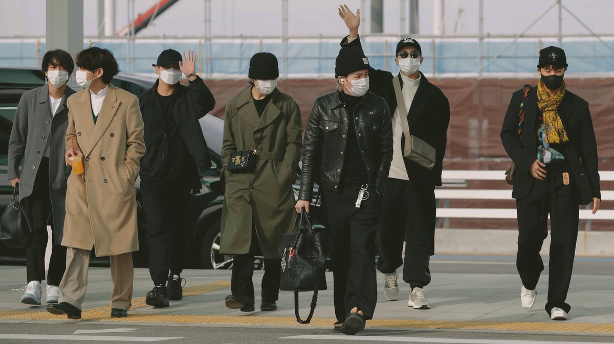 btsfashionhr's tweet photo. bts airport fashion. https://t.co/YAn1yJemcS