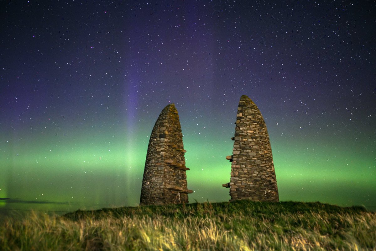 SandieMaciver's tweet photo. Aurora Over the Braighe and Broad Bay, Isle of Lewis. #aurorawatchuk #OuterHebrides #IsleofLewis #Broadbay #Stornowayphotographer #aurora #Stornoway https://t.co/msklGFTqTV