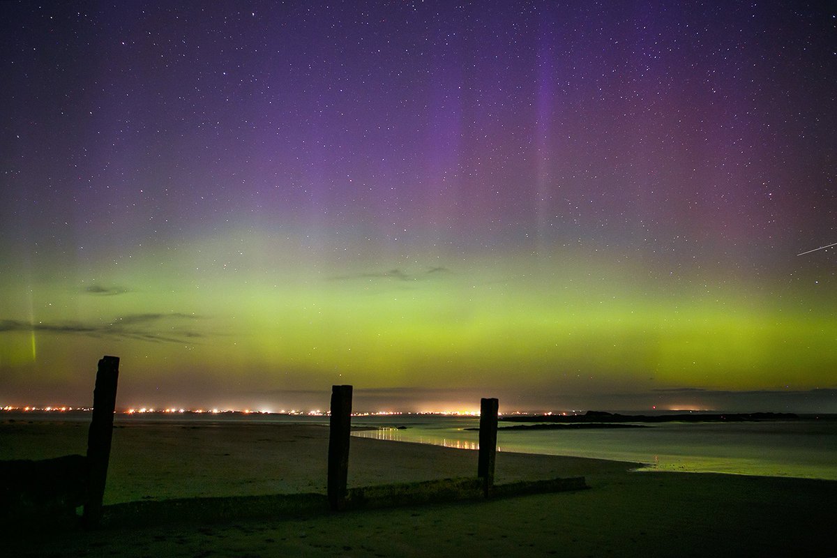 SandieMaciver's tweet photo. Aurora Over the Braighe and Broad Bay, Isle of Lewis. #aurorawatchuk #OuterHebrides #IsleofLewis #Broadbay #Stornowayphotographer #aurora #Stornoway https://t.co/msklGFTqTV