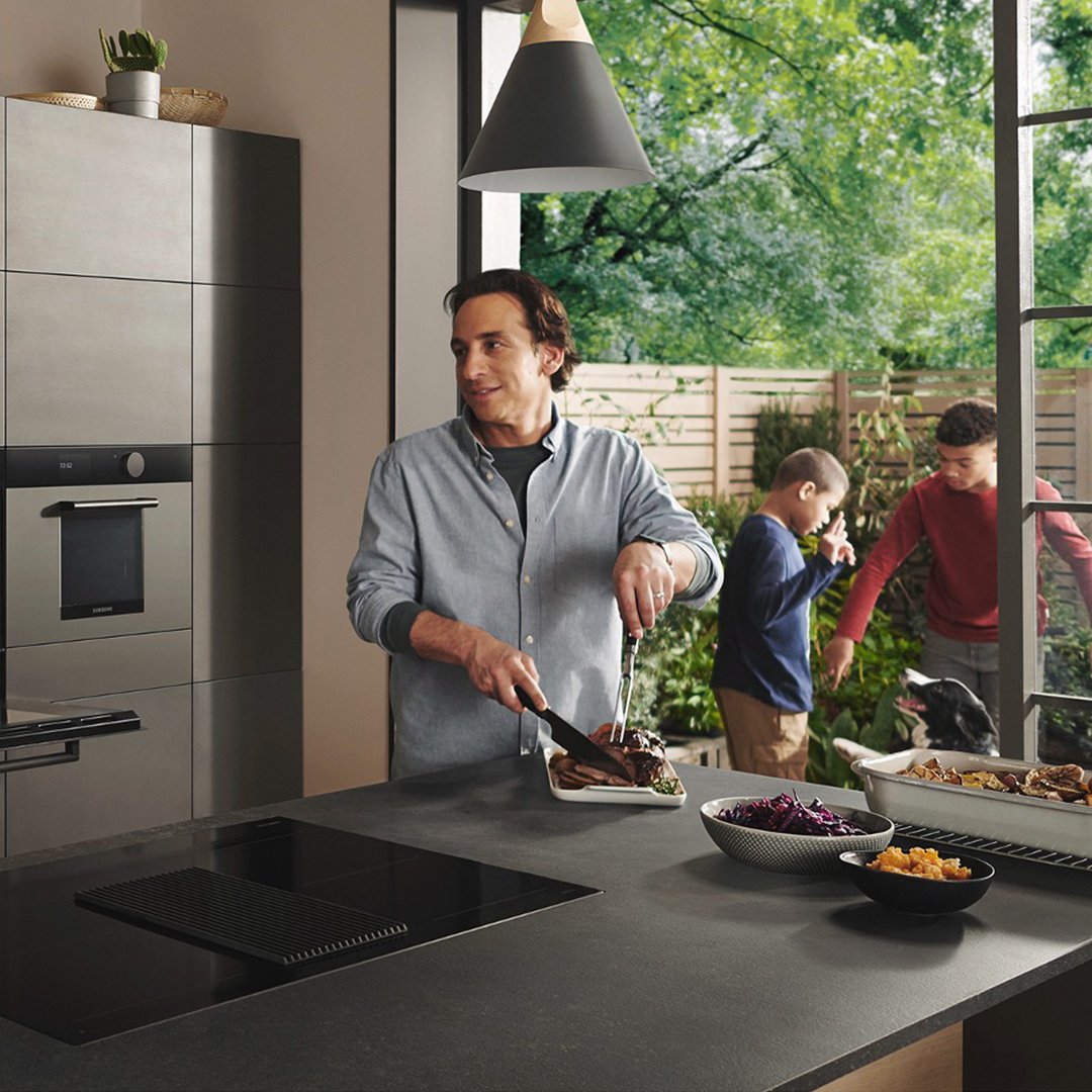 SamsungFR's tweet photo. À la base, nous voulions l’appeler le Dual Couple Steam™️ mais ce n’est pas passé auprès du marketing 😄
Mais rien ne vous empêche de l’appeler comme ça chez vous.
Pour en savoir plus sur le four #DualCookSteam, c’est ici : https://t.co/LqNwuUhVoW