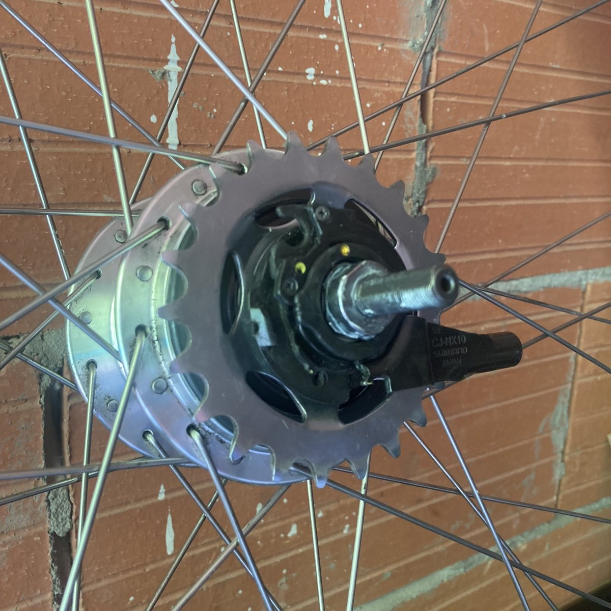 cyclomane_tlse's tweet photo. Changement du mécanisme interne d’un moyeu à vitesses intégrées Nexus 7 endommagé.
Avant d’avoir à changer la pièce, pensez à l’entretien régulier : Shimano recommande la lubrification du mécanisme interne tous les 2 ans ou 5000 km.

#velo #shimano #nexus #alfine #bike #toulouse https://t.co/Xbui1FOvQL