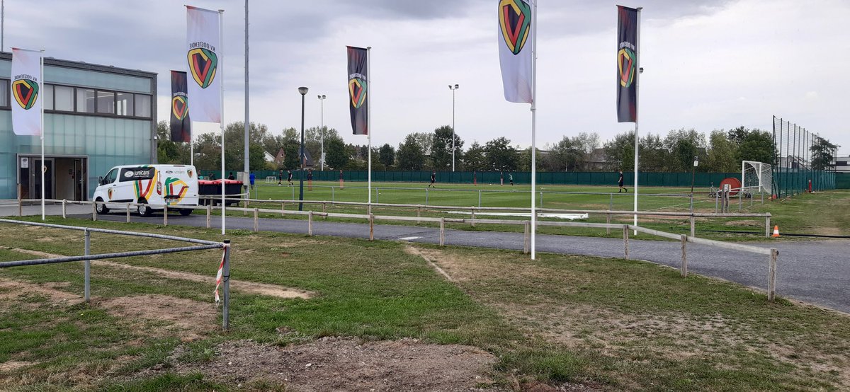 DenysPhilip's tweet photo. @kvoostende training en aandacht voor uze jeugd.
Doet deugd uze Mich & capi Seba terug te zien,ze bezig te zien met uze gasten.
En dan kom je
nog 'n #ostendboy pursang tegen, uze #KVOkrak Bjorn.
Wat regendruppels,tis een KVO-hartverwarmende mooie dag! @KustboysKVO
ππππβ€π https://t.co/LmEeAcgnGe