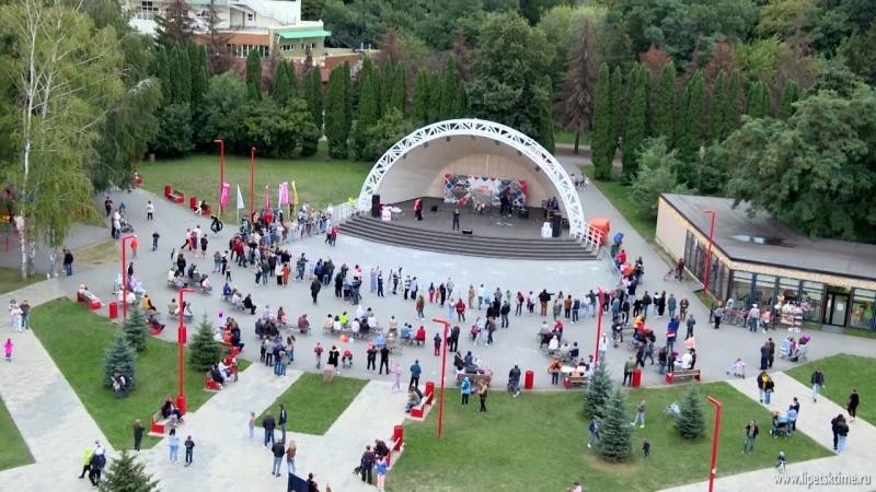 Радио «Липецк-FM» ярко открыло новый сезон
Творческие площадки, много хорошей музыки и, конечно, одна из главных песен осени – «3 сентября». В минувшую субботу наши коллеги с радиостанции «Липецк-FM» открыли новый, 12 сезон.  
  
Более 10 интерактивных зон, яркие концертные…