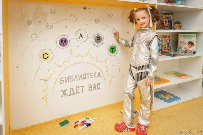 Детская модельная библиотека открыла свои двери юным липчанам
На проспекте Мира в доме №5 открылась первая в Липецке детская модельная библиотека «СМАРТ М5». Такое необычное название получилось от объединения адреса учреждения и концепции его работы.  
  
Библиотека…