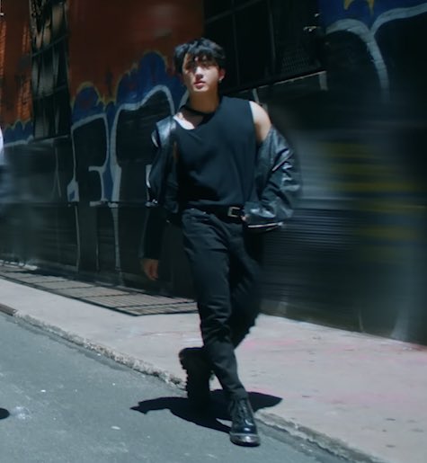 seolarsmoon's tweet photo. CHANGBIN WALKING IN A LEATHER JACKET WITH ONE SHOULDER OUT OH MY GOD I CANT BREATHE https://t.co/aTV5wA9YAc