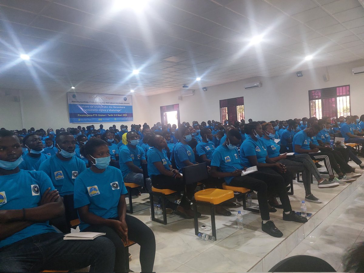 KubanaRichard's tweet photo. Uyu munsi Nyakubahwa @gatjmv yaganirije urubyiruko rw'abakorerabushake @RwandaYouthVol1 ba @CityofKigali bahuriye mu kigo cya PTS Gishari anafungura ku mugaragaro amahugurwa agiye kumara iminsi 5.Turashimira @RwandaGov uburyo baha umwanya urubyiruko @RwandaLocalGov @Rwandapolice https://t.co/DQjCPSuHrw