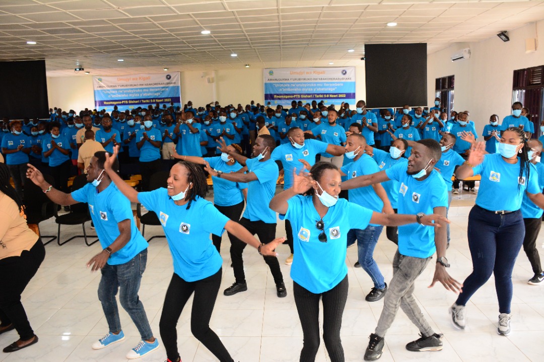 KubanaRichard's tweet photo. Uyu munsi Nyakubahwa @gatjmv yaganirije urubyiruko rw'abakorerabushake @RwandaYouthVol1 ba @CityofKigali bahuriye mu kigo cya PTS Gishari anafungura ku mugaragaro amahugurwa agiye kumara iminsi 5.Turashimira @RwandaGov uburyo baha umwanya urubyiruko @RwandaLocalGov @Rwandapolice https://t.co/DQjCPSuHrw