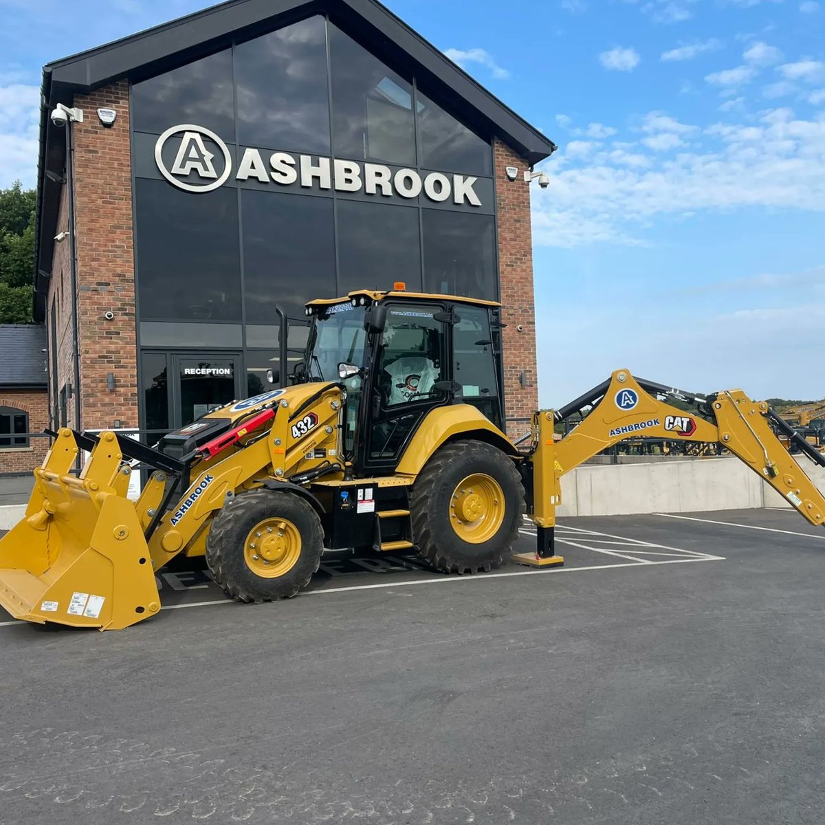 ashbrook_ltd's tweet photo. 🎉 SPECIAL MACHINE 🎉 On Friday we took delivery of a Cat 432 Next Gen Backhoe Loader. This is a really special machine for us. It's our 1,300th brand new Cat machine and holds fleet number 4,000.
Check out more here:
https://t.co/KthaYQ8JND
#planthire #newcatmachine https://t.co/9c9ou6bA7F