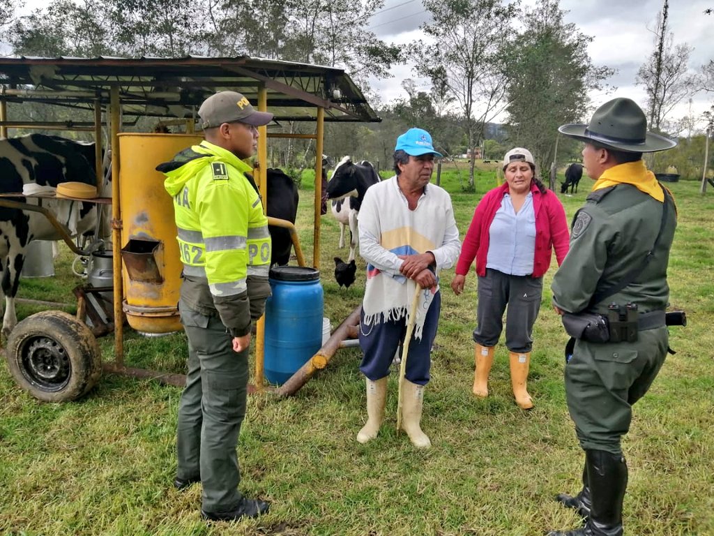 PoliciaBoyaca's tweet photo. Nuestros @CarabinerosCol llevan seguridad y tranquilidad al campo boyacense, previniendo hechos delictivos en zona rural. #SeguridadRural https://t.co/eUEC7mnWMc