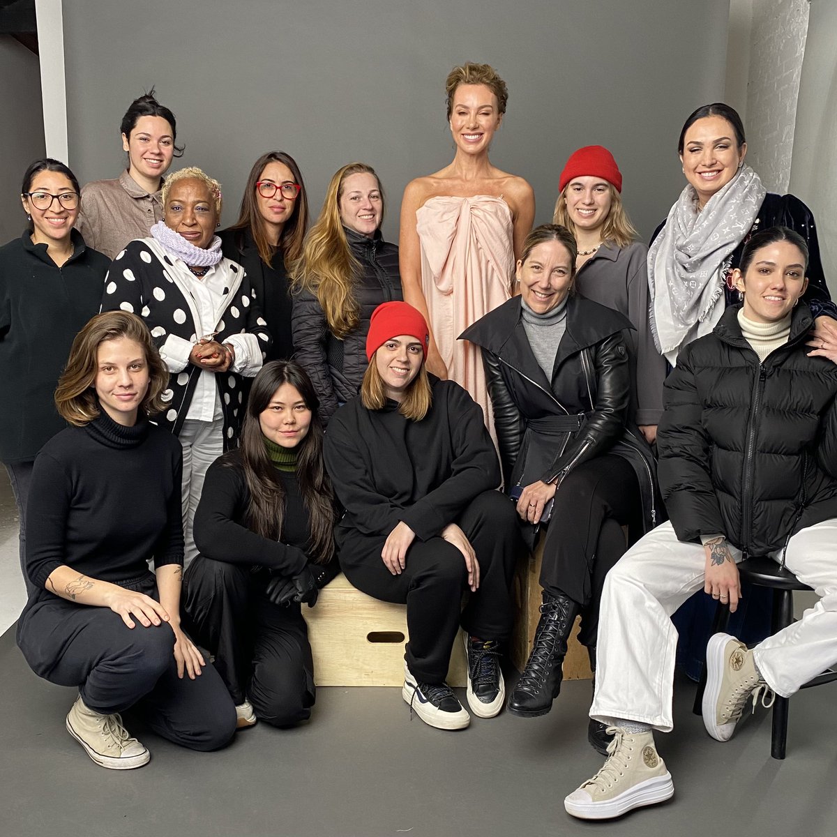 annaguirro's tweet image. E essa equipe 100% feminina q eu tive o privilégio de montar pra um editorial incrível produzido por mim e q estará nas bancas em outubro. Não tem só charme, tem muito talento envolvido!!! Vem coisa boa por aí!!! 
#ProducaoExecutiva
#EditorialDeModa
#Fashion