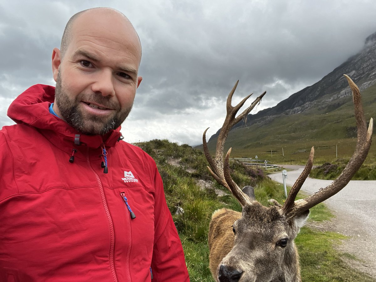 Calum the stag came for a chat as we were getting ready for MRT training 😎👍<a href="/TorridonMRT/">TorridonMRT</a> <a href="/MTNEQUIPMENT/">MOUNTAIN EQUIPMENT</a>