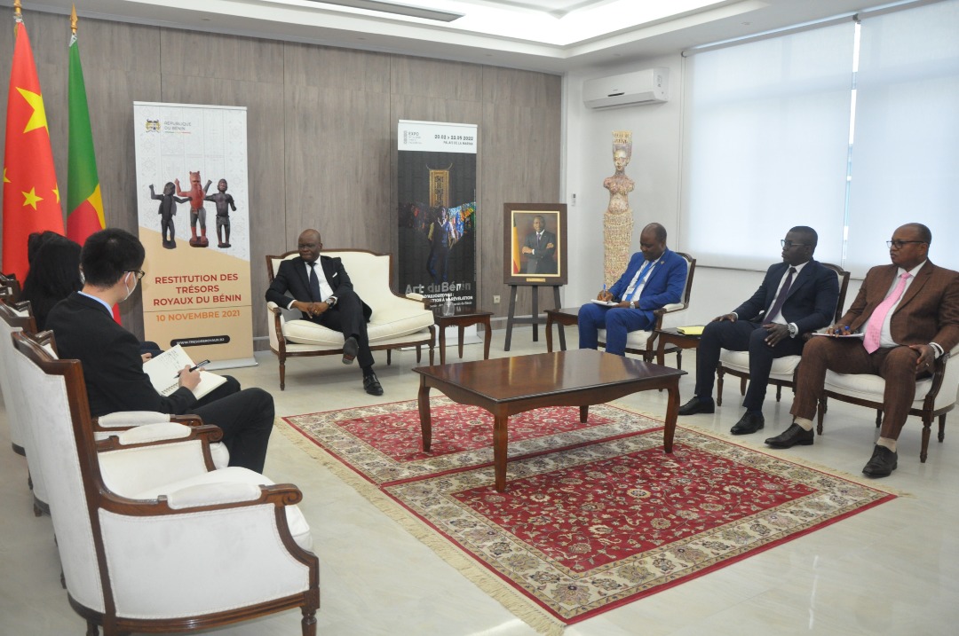 L’Ambassadeur de la Chine près le Bénin, Peng JINGTAO a transmis ce 05 septembre à @AAgbenonciMAEC, une lettre du Ministre chinois des Affaires étrangères, l’invitant à prendre part à la réunion sur l'initiative de dvlpt. lancée par le Pdt chinois. D’autres sujets ont été abordés
