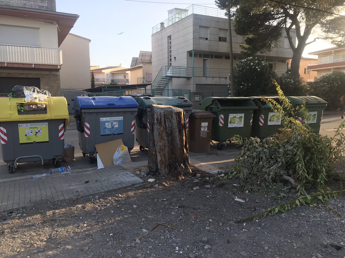 avelsgriells's tweet photo. Dilluns 5 de Setembre, brutícia de mesos. No escombran desde fa molt de temps. Això és una injustícia. @avelsgriells #griells #estartit #torroella #emporda #baixter https://t.co/YEoHd4sFwG