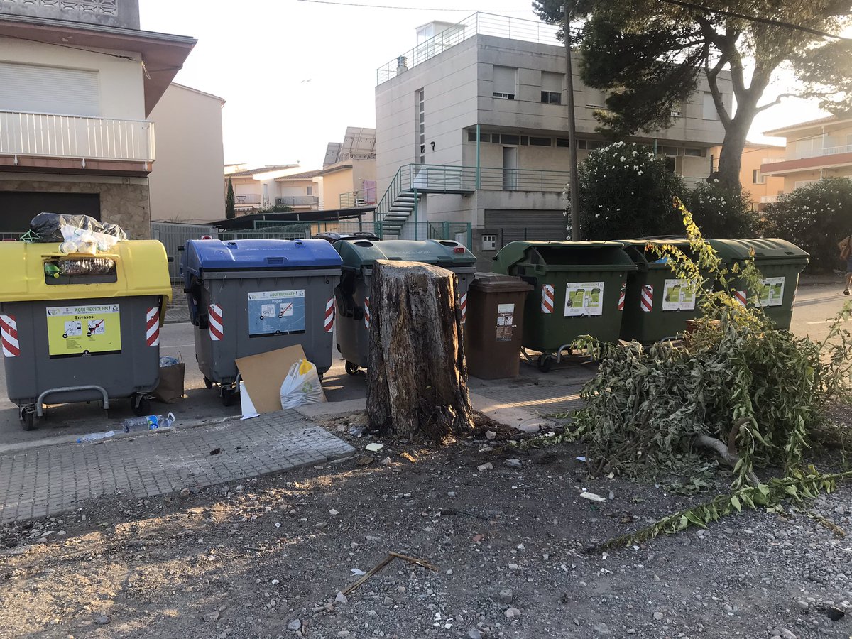 avelsgriells's tweet photo. Dilluns 5 de Setembre, brutícia de mesos. No escombran desde fa molt de temps. Això és una injustícia. @avelsgriells #griells #estartit #torroella #emporda #baixter https://t.co/YEoHd4sFwG