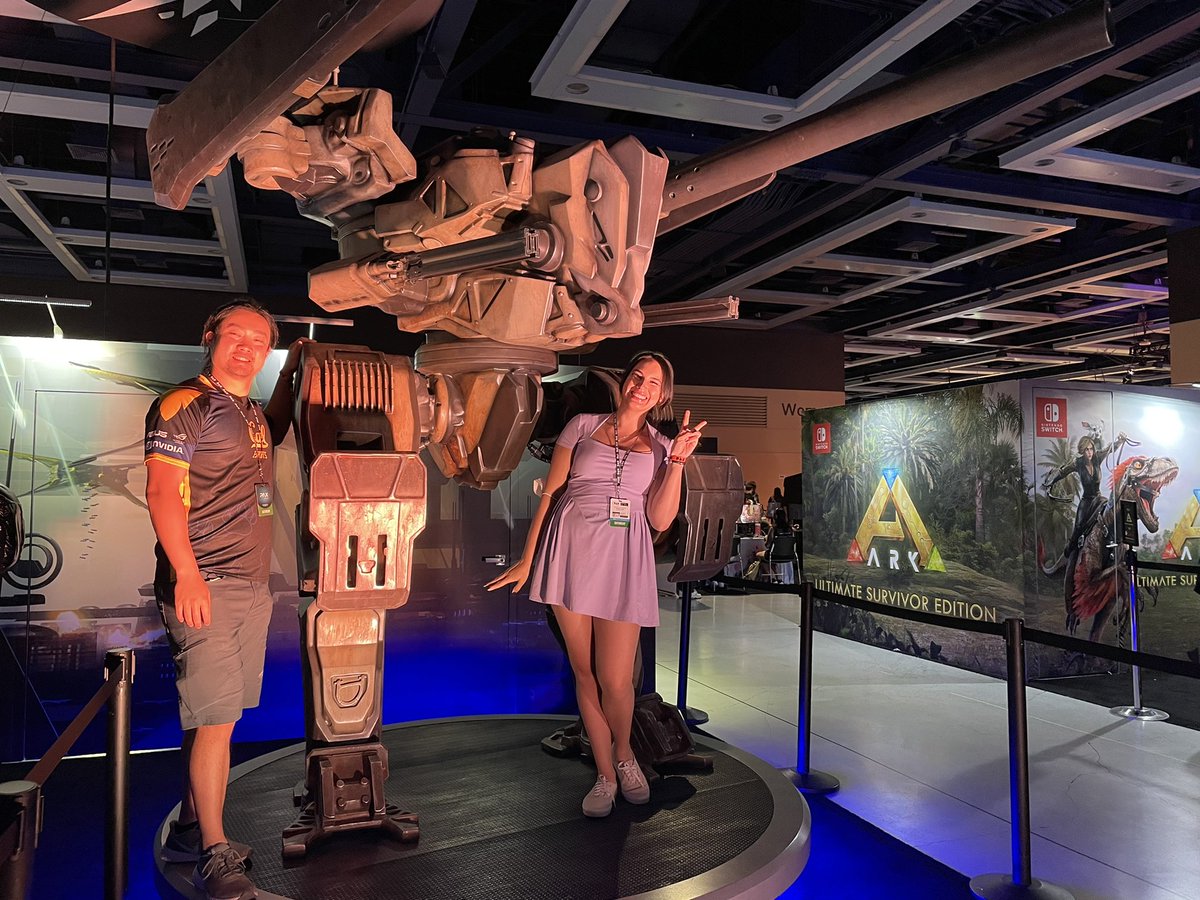 Lyylakk's tweet photo. At PAX and ran into a giant robot 🤖 
#PlayMetalCorePAX https://t.co/JPrKZqWdMO