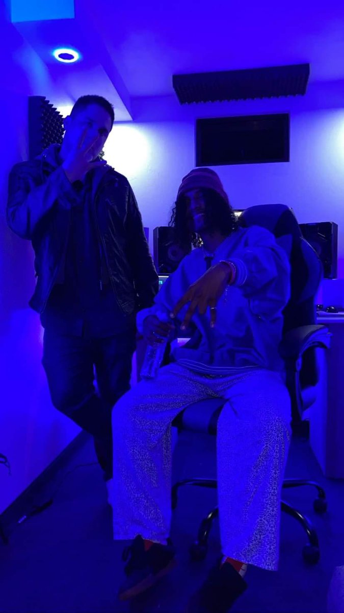 Rios_Skills's tweet photo. La mayoria que de verdad me sigue desde los viejos tiempo de chamaco sabe que amo la musica y desde hoy seguire mi rumbo junto a ustedes esperando que les guste mis rolitas bebes
Fuerte abrazos a todos y para mas avance los dejo con mi insta: https://t.co/v1amqT5D7s https://t.co/8BgslKScu1