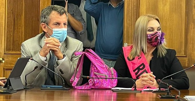Lozoronca1's tweet photo. @PamJiles el popular ya te conoce y sabe con quien andas, los #sinmonea son weones hasta las 12 no mah https://t.co/36GY4ofLib