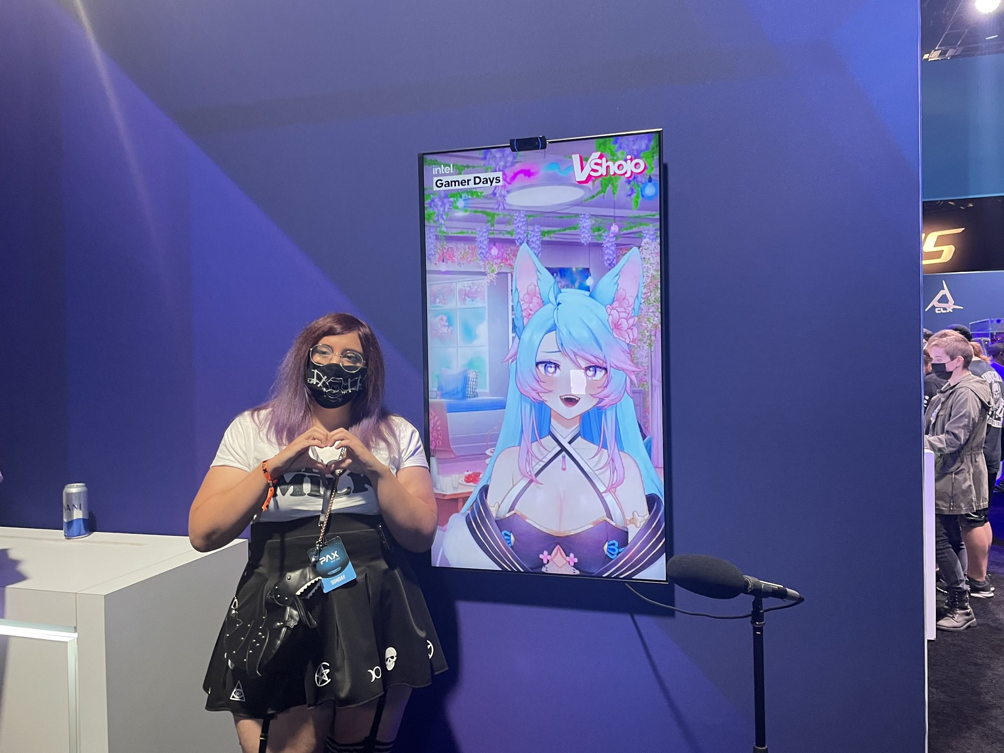 I MET MY BESTIE ON A VIRTUAL CAM AT PAX ⁦@_Silvervale_⁩ SHE GOT ME TO THE FRONT OF THE LINE IT WAS SO COOL https://t.co/aWxW0cSGY3