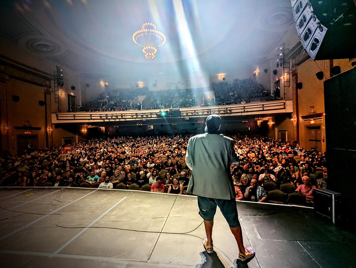 ThatKevinSmith's tweet image. We kicked off The Convenience Tour last night in Red Bank! 
Portland, Philly, Providence, NYC, D.C., and Richmond! Do you have *your* tickets? If not, go to Clerks3.movie to scoop some seats! (Photo by @JoshRoush!)