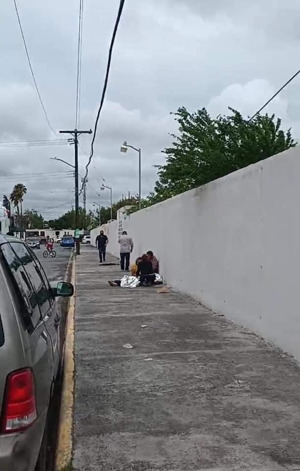 yennigandiaga's tweet photo. #QueTragedia
CULPAN A LA @CFEmx POR LA MUERTE DE #ESTUDIANTE ELECTROCUTADO EN #REYNOSA‼️El menor iba caminando por la banqueta cuando fue jalado por un cable de alta tensión q se encontraba bajo y sin aislante. #CFE se olvidó dar mantenimiento aseguran.
#Tamaulipas #Mexico https://t.co/W7BBBp1hP0