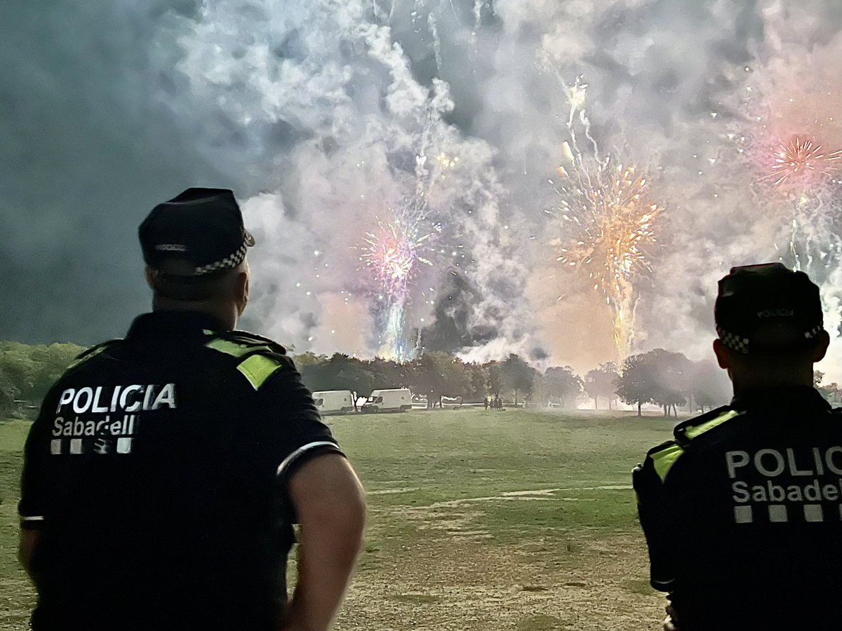 PoliciaSabadell's tweet photo. 🎇 Fi de la 𝗙𝗲𝘀𝘁𝗮 𝗠𝗮𝗷𝗼𝗿 𝗱𝗲 𝗦𝗮𝗯𝗮𝗱𝗲𝗹𝗹 𝟮𝟬𝟮𝟮 

#Sabadell #FestaMajor #FMSBD22 https://t.co/L9P5mUGVS7