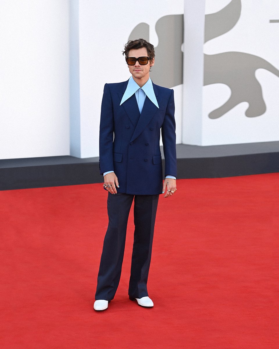 gucci's tweet photo. At the Venice International Film Festival, #HarryStyles was captured in a custom Gucci suit, as well as a sartorial look from #GucciHAHAHA, which he envisioned with #AlessandroMichele. Styled by @harry_lambert. @Harry_Styles #BiennaleCinema2022 #LaBiennaleDiVenezia #Venezia79 https://t.co/fm80CzZdzN