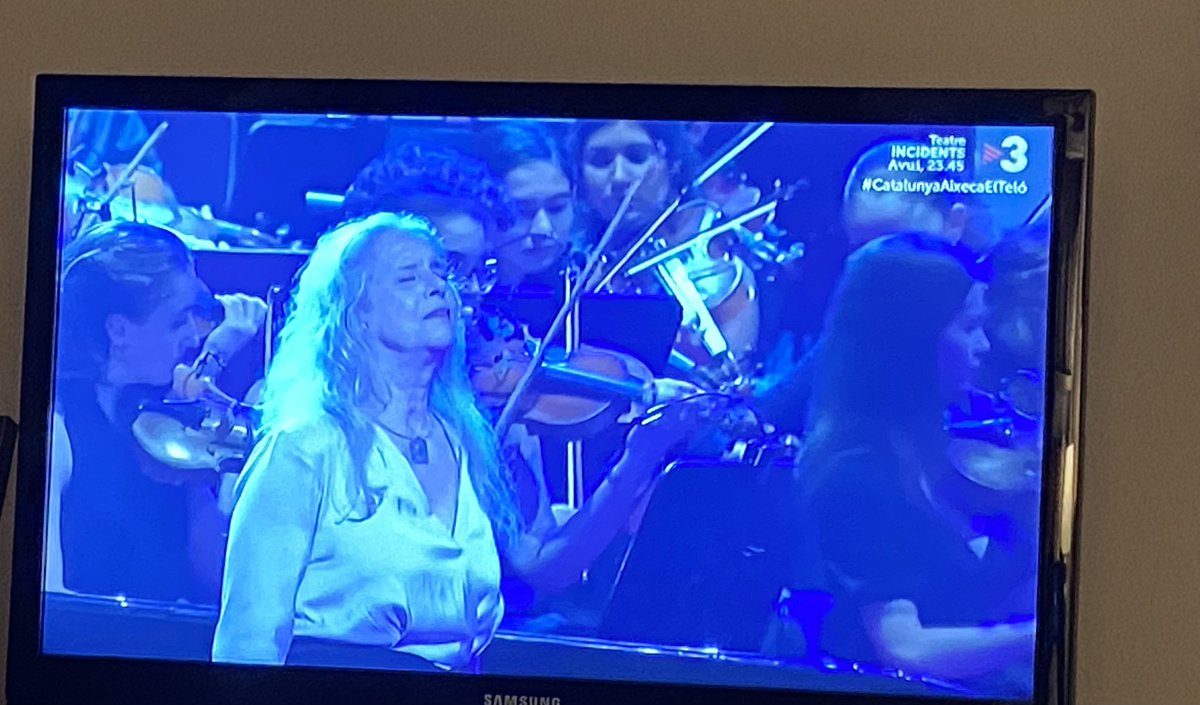 mahler_77's tweet photo. Quan una és gran, no cal gaire cosa més! Enorme Vicky Peña😍😍😍😍#CatalunyaAixecaElTelo https://t.co/uaXF9xy0xa