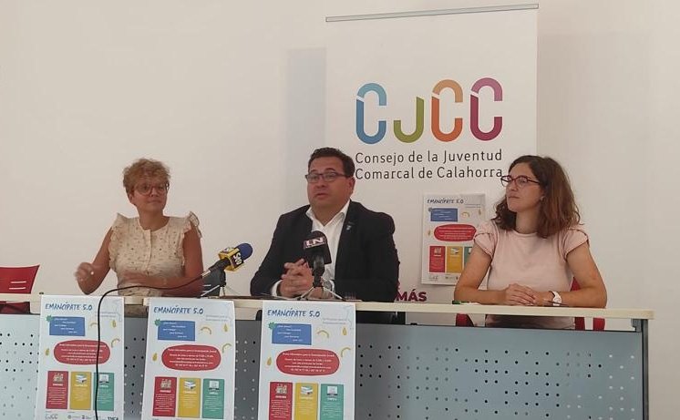 🏠Emancípate 5.0🏠

😁 Hoy con el @CJCalahorra hemos presentado este programa para acompañar la emancipación juvenil en #Calahorra y comarca

🎤 Luego hemos estado en <a href="/RadioRioja/">Radio Rioja</a> #Calahorra conversando sobre ello con <a href="/Esti_Puy/">Esti Puy</a>

📻cutt.ly/5CzlJio
📝cutt.ly/7CzlCHk