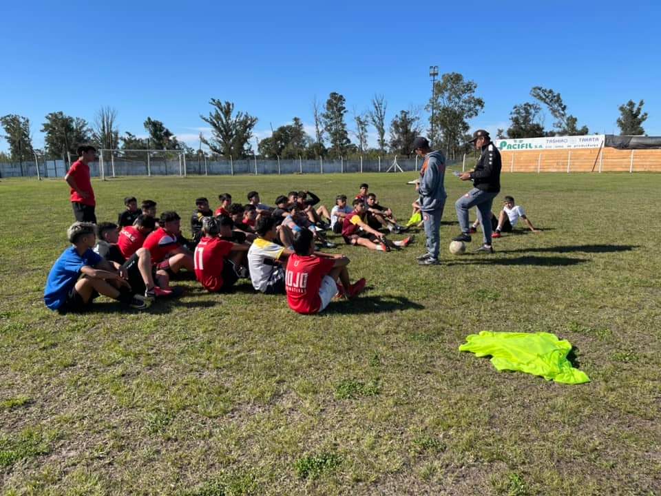SaltoFC1's tweet photo. JUVENILES EN PROCESO 🛠
El día de hoy se realizan la segunda jornada de captación para integrar las categorías perteneciente a los nacidos en los años 2006-2007-2008 y participar en una competencia organizada por la AUF en la temporada 2023
#ElEquipoDeLosSalteños
#CanteraNaranja https://t.co/21YV3oZ7eB