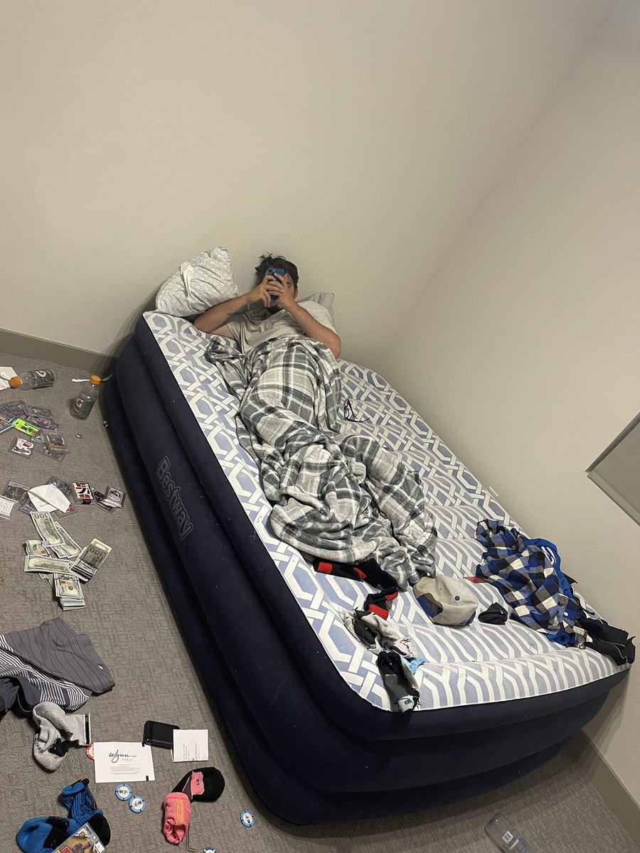 MKG on Twitter "Had this apartment for 6 months & dude still sleeping