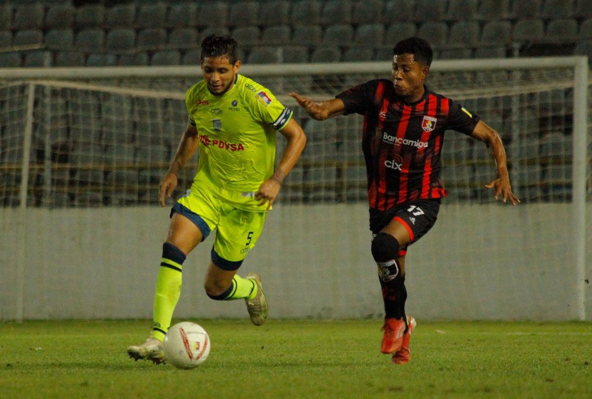 DvoRayoZuliano's tweet photo. ¿Conocen a Albert Barboza? 

Es nuestro jugador con más titularidades durante el torneo de la @LigaFUTVE2 2022. Además, desde su posición como lateral izquierdo y con 1.636 minutos acumulados, es el jugador con más minutos disputados durante el torneo. 

#TalentoRayo ⚡️ https://t.co/8iTIwnQfKj